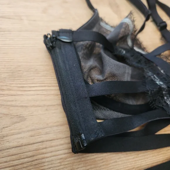 Victoria's Secret Black Strappy Bra And Garter Intimates XS - Picture 7 of 8